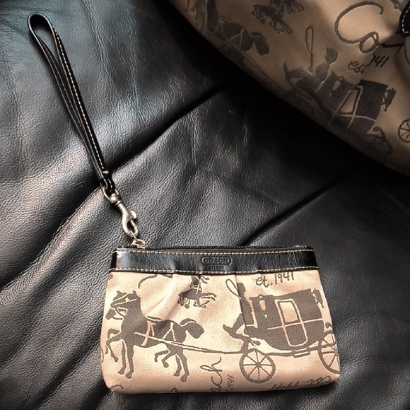 Coach Horse And Carriage Tan And Black Graphic Tote with Wristlet Pouch 🥰🥰 - Picture 3 of 17
